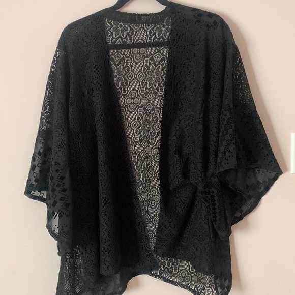 Black Sheer and Lace Kimono | Hollister - Picture 2 of 4